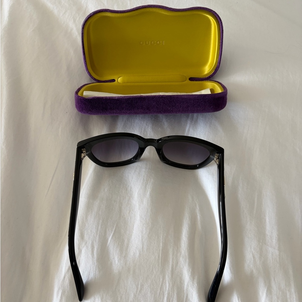 Gucci Stylish Black Sunglasses - Picture 5 of 6